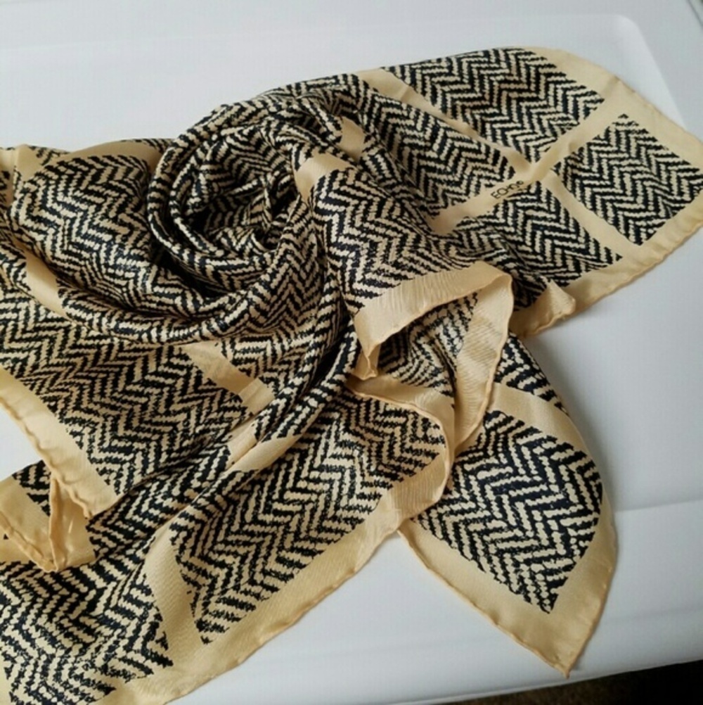 Echo Scarf - Picture 1 of 3